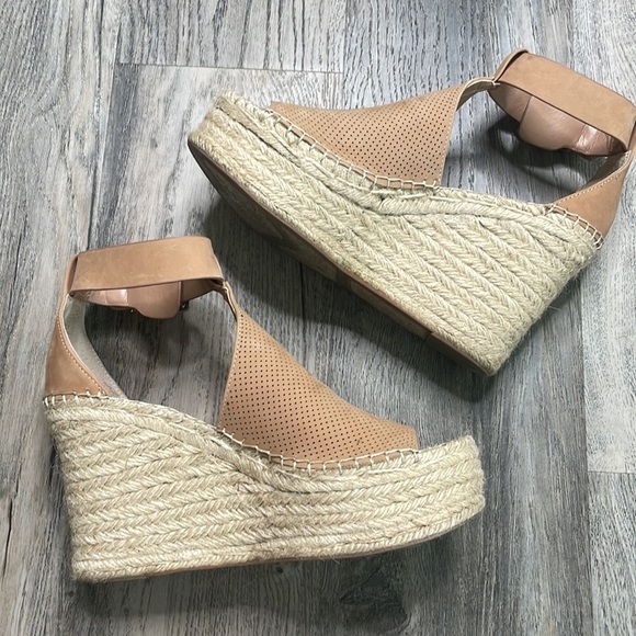 Marc Fisher Mlannie Tan Wedge Sandal, size 8 - Picture 2 of 9